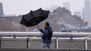 Оставиха в сила кода за опасно време в цяла Великобритания и след бурята "Горети"