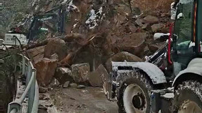 Започна разчистването на свлачището, затворило пътя Девин-Смолян (ВИДЕО)