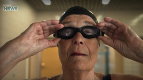 86-годишната Кристъл, която плува по 20 дължини всеки ден