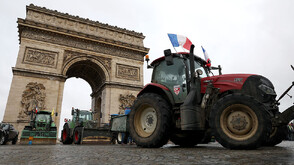 Фермери блокираха Париж с трактори в протест срещу търговското споразумение ЕС–Меркосур