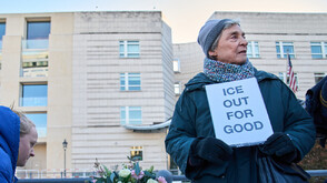 Актьори носиха значки с послания на церемонията "Златен глобус" в знак на почит към убитата от ICE Рене Гуд (СНИМКИ)