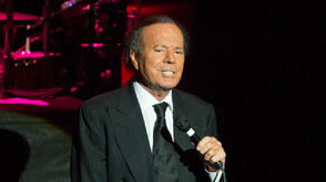 Хулио Иглесиас е замесен в скандал за сексуално насилие над две жени