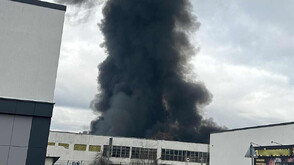 Голям пожар избухна в текстилно предприятие в Троян (СНИМКИ+ВИДЕО)