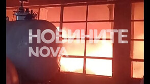 Голям пожар избухна в текстилно предприятие в Троян (СНИМКИ+ВИДЕО)