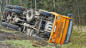 Камион падна в крайпътно дере в Силистренско, шофьорът загина