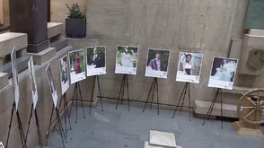Изложба с 20 портрета на млади хора събра приемни родители в Бургас