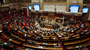 Френското правителство оцеля и при втория за деня вот на недоверие