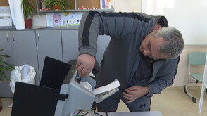 „Информационно обслужване" и Костадин Костадинов в спор за осигуряването на възможности за гласуване