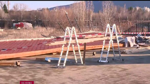 Навес падна върху трима души в София, работник загина