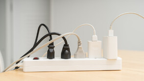 Скрити рискове у дома: Зарядните устройства и правилната реакция при пожар