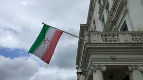 Полиция арестува протестиращ, качил се на покрива на иранското посолство в Лондон