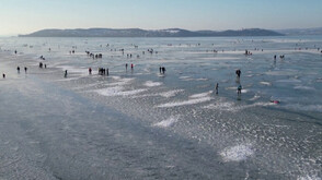 Любители на кънките се пързаляха по замръзналото езеро Балатон (ВИДЕО)