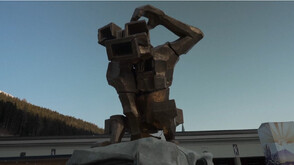 „Мънки Рок“: Поставиха 7-метрова скулптура в Давос