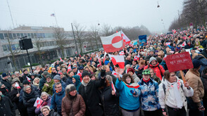 „Make America Go Away“: Датчани протестираха с бейзболни шапки, пародиращи Тръмп (ВИДЕО)