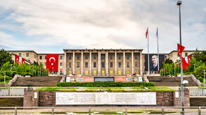 Турската власт поиска имунитета на лидера на опозицията Йозгюр Йозел и още 10 депутати