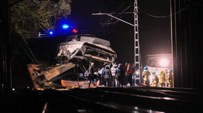 Пътнически влак дерайлира в Испания, загинал е машинистът