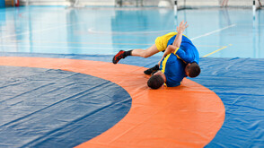 Скандал на първенството по борба в Сливен: Състезател изрита съдийската маса и беше ударен с юмрук