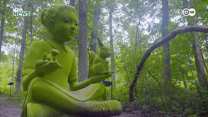 Огромни зелени скулптури посрещат туристите в гора във Финландия (ВИДЕО)