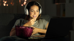 Учени откриха връзката между прекомерното гледане на сериали и самотата