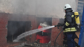 Склад с перилни препарати и запалки горя в Хасково