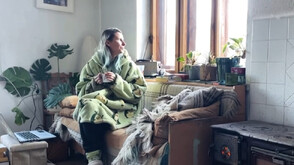 Един номад в България: Словенката Катя, която обикаля селата и се грижи за празните къщи (ВИДЕО)