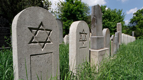 Вандали оскверниха еврейски гробове в Барселона. Израел обвини Педро Санчес (СНИМКИ)