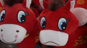 "Тъжното конче": Дефектна играчка стана хит в Китай (ВИДЕО)