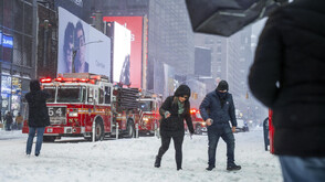 Седем жертви и над 11 000 отменени полета заради мощната зимна буря, парализирала САЩ