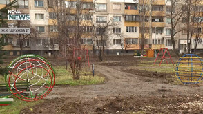 Кал и отсечени дървета в „Дружба” месец след ремонта на парното