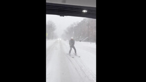 Мъж кара ски по заснежените улици на Бостън (ВИДЕО)