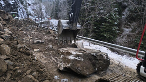 Свлачище затвори прохода Троян-Кърнаре