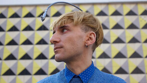 Да се родиш в сиво и да започнеш да чуваш цветовете: Историята на Нийл Харбисън, човекът киборг