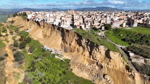 След свлачище: Град в Сицилия - на ръба на голяма пропаст