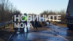 Тежка катастрофа между ТИР и лек автомобил взе жертва в Плевенско (СНИМКИ)