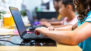 МОН с визия за регламентирано използване на AI в училищата