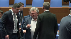 Отстраниха от заседанието на НС Манол Пейков - залял квестор с вода (ВИДЕО)