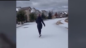 Необичайно забавление: Семейство кара кънки на лед по улиците на Тексас (ВИДЕО)