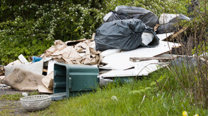 Нелегалният бизнес с отпадъци залива Великобритания с незаконни сметища