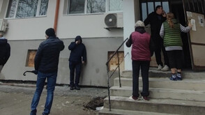 Строители зазидаха живо коте в стена в Бургас и отказаха да я разбият (СНИМКИ)