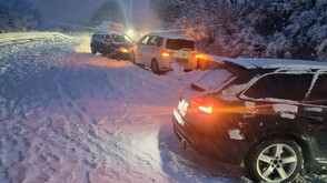 Обилният сняг блокира пътя за Стойките: Автомобили закъсаха в Родопите