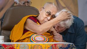 Далай Лама спечели първата си награда "Грами"