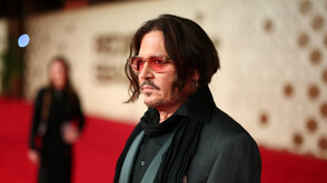 Напълно неузнаваем: Джони Деп с първи кадри като Ебенезър Скрудж (СНИМКИ)