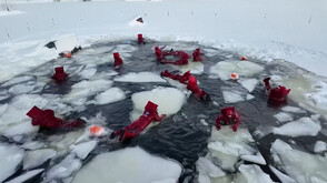 При –20°C и с червен термокостюм: Ентусиасти практикуваха ледено плаване в Москва (ВИДЕО)
