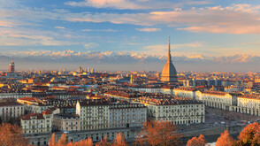 Шоколад, вермут и вино: Италианският град, в който животът през зимата е най-сладък (СНИМКИ)