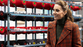 Принцеса Кейт влезе в ролята на шивачка по време на визата в Уелс (ВИДЕО+СНИМКИ)