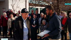 Доброволец на 100 години обикаля домове в САЩ (ВИДЕО)