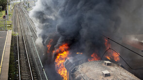 Товарен влак е дерайлирал в Русия, запалили са се цистерни с гориво