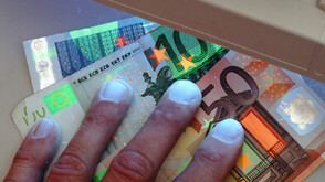 Задържаха двама мъже в Самоков за плащане с фалшиви евробанкноти