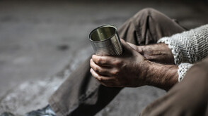 Разбита е престъпна група в Гърция, принуждавала румънски граждани да просят