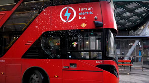 Шофьор на автобус в Лондон разпръсква радост по улиците на града със сапунени мехурчета